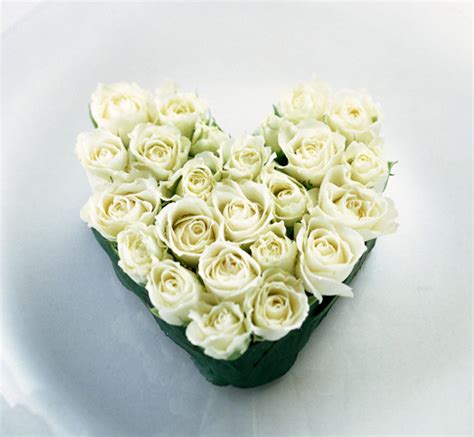 24/7 customer service · deliver to 190+ countries White roses valentine arrangment in heart shape with green ...