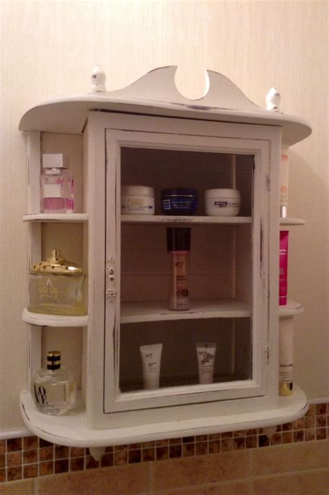 Alongside shabby chic bathroom ideas is a style known as 'ditsy'. Shabby chic bathroom cabinet | Home | Pinterest