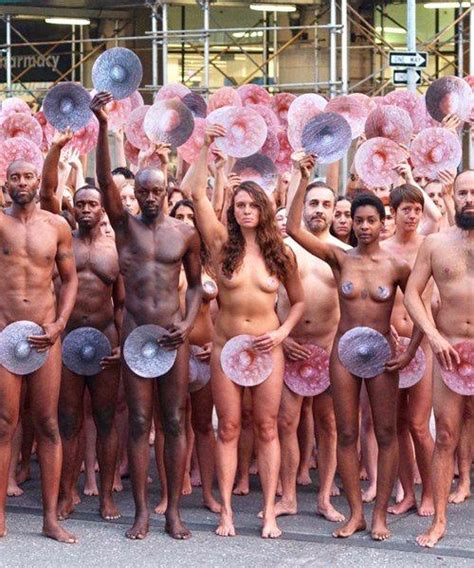 Spencer Tunick Y Otro Desnudo Masivo Contra La Censura Loqueva Com