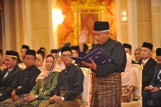 Perak menteri besar, datuk saarani mohamad speaks to the press after his swearing in ceremony, at dewan jubli perak. Barisan Exco Kerajaan Negeri Perak Angkat Sumpah : 19 Mei 2018