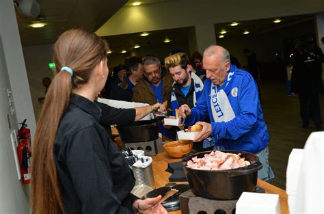 เลสเตอร์ ซิตี้ ประสบปัญหาผู้เล่นในทีมชุดใหญ่บาดเจ็บถึง 8 ราย โดยมีนักเตะที่ปิดเทอมยาวจนจบฤดูกาลไปแล้ว อย่าง เจมส์ จัสติน ที่ได้รับการ. เลสเตอร์ รวมตัวก่อนเดินทางไปคาร์ดิฟฟ์ ส่งกำลังใจคว้าชัย ...