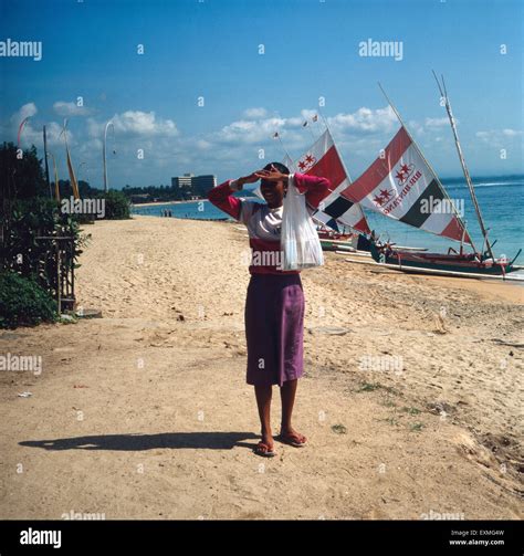 Eine Masseurin Wartet Am Strand Sanur Beach Auf Kundschaft Bali