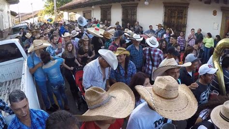 La tradición manda saltar 7 olas del mar a las 00:00 horas del día 24 de junio y saltar las hogueras llameantes para alejar las malas energías. Purepero Michoacan Feria De San Juan 2016 Dia 22 Parte 2 ...