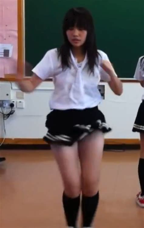 女子高生3人組が超ミニスカ制服で教室で踊ってみた結果･･･ ちょっとエッチな動画紹介