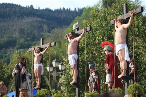La crucifixión emociona en Infiesto El Comercio Diario de Asturias