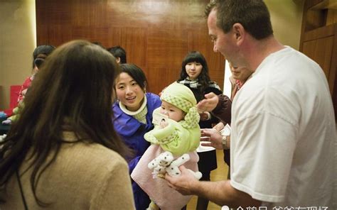 被亲生父母遗弃的小女孩被外国人养大，不顾他们伤心执意回来寻亲小女孩父母伤心新浪新闻