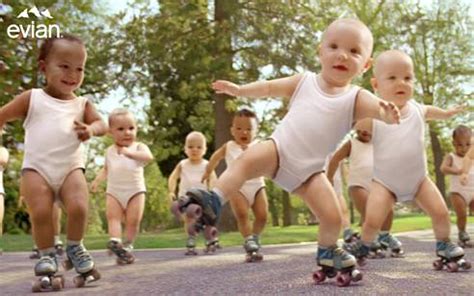 Ein schluck des edlen wassers evian genügt, und in ihrem baby erwachen geheime talente. Evian Kult-Werbespot Roller Babys endlich fertig ...