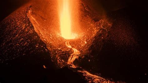 Live Volcano On Spain S La Palma Island Spews Lava And Ash Cgtn