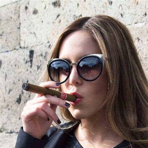 Pin De Jeremy Futch En Women And Cigars Chicas