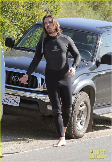 marco 自言自語 christian bale shows off his shirtless body at the beach on 7th mar 2015