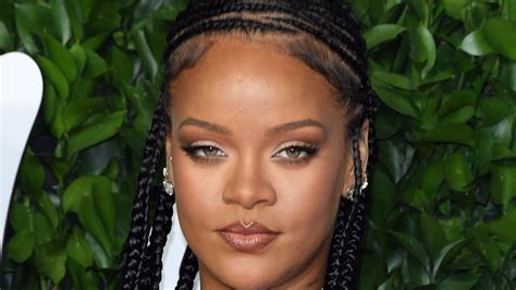 Watch Rihanna Create The Perfect No Makeup Makeup Look Essence