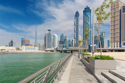 Dubai Los Rascacielos Encima Y La Promenade Del Nuevo Canal Y De