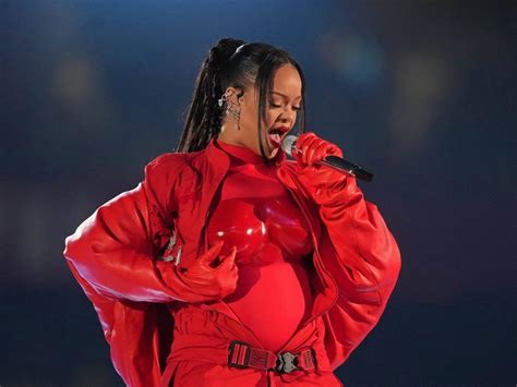 Rihanna Feiert Halbzeitshow Der Superlative Und Enth Llt Ganz Nebenbei