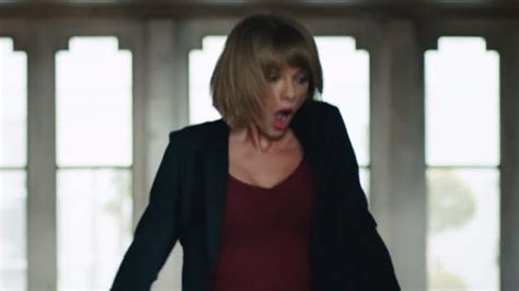 Taylor Swift Dances Like No Ones Watching In New Apple Ad
