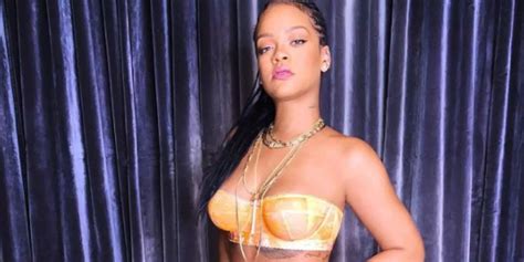 Rihanna Posiert Auf Instagram In Sexy Dessous