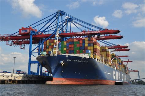 Hamburger Hafen Eines Der Grössten Containerschiffe Der Welt Marina