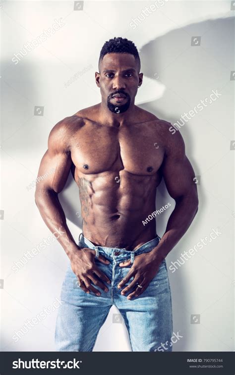 African American Bodybuilder Man Naked Muscular Foto De Stock 790795744