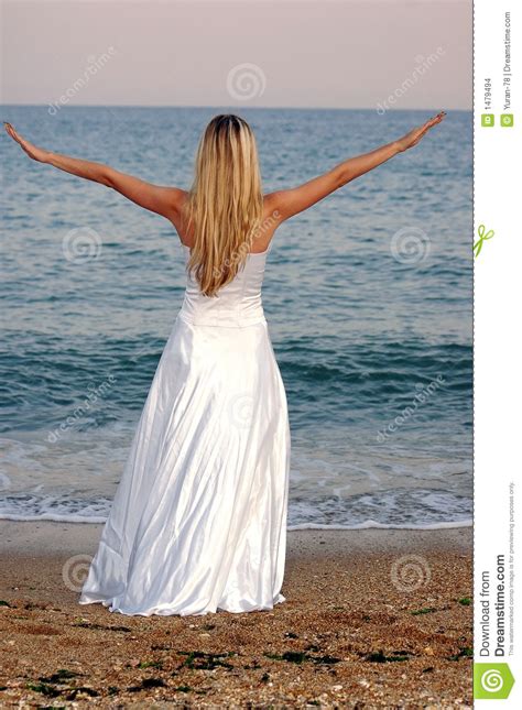 Meisje Op Het Overzeese Strand Stock Foto Afbeelding Bestaande Uit