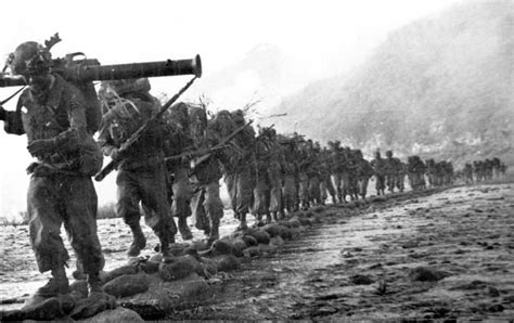 드디어 38선한탄강을 돌파하고 북진중인 육군용사들