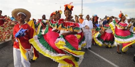 Traje Típico De La Región Insular