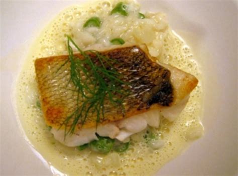 Gebratenes Zanderfilet mit Weinschaumsoße an Spargelrisotto