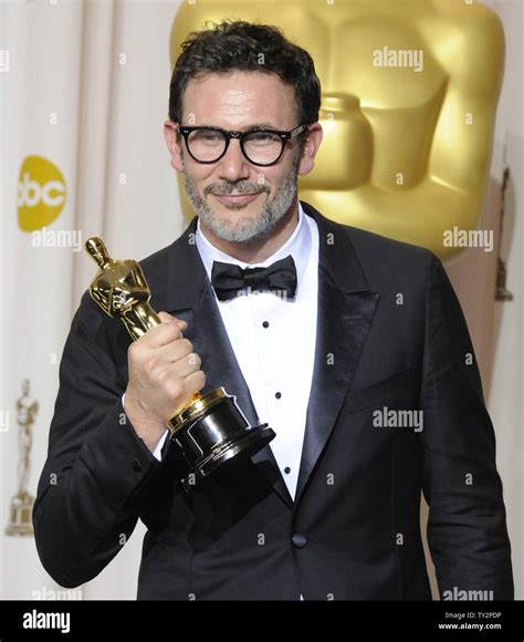 Michel Hazanavicius Pose Avec Son Oscar Pour La Réalisation Dans La