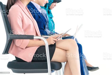 세 여 자가 흰색에 고립 된 행 측면 보기에 앉아 다리 신체 부분에 대한 스톡 사진 및 기타 이미지 다리 신체 부분 다민족