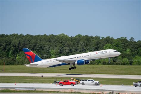 Delta Airlines Jet Lifting Off Editorial Image Image Of Airliner