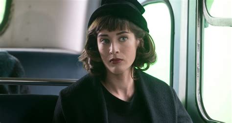 Fatal Attraction Lizzy Caplan To Lead A New Reimagining Of The Classic Erotic Thriller For