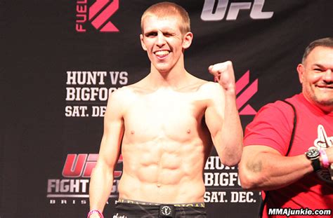 Ufc Fight Night 33 Results Justin Scoggins Swarms Richie Vaculik