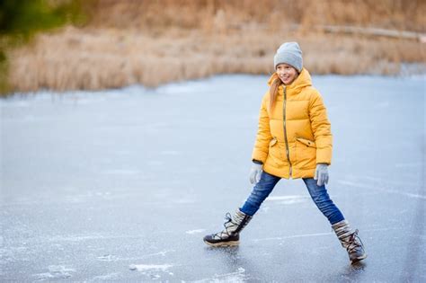 Adorables Niñas Patinando En La Pista De Hielo Foto Premium