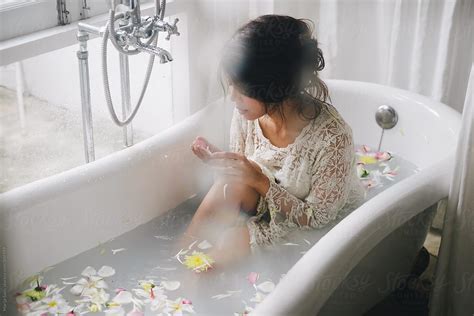 Bathtub Filled With Flowers Assder