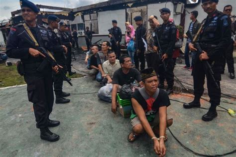 indonesia police hunt inmates after mass prison break in sumatra news al jazeera