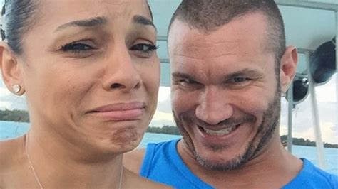 WWE El Luchador Randy Orton Publica Fotos En Toples De Su Mujer La Amo Y Me Atrae El