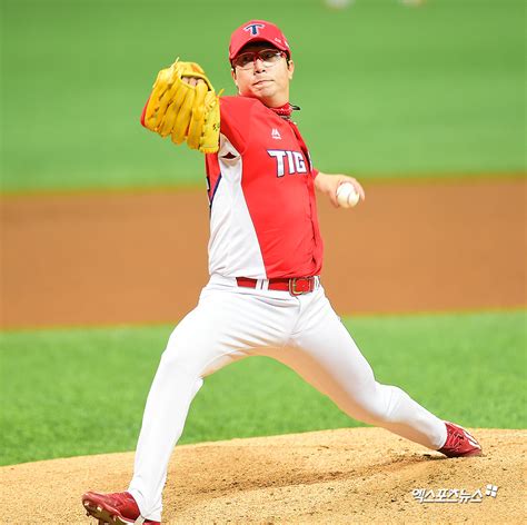 유격수에서 수비력은 오지환이 최고라는 것. 오피셜 '김광현·양현종 포함' 김경문호, 프리미어12 최종 ...