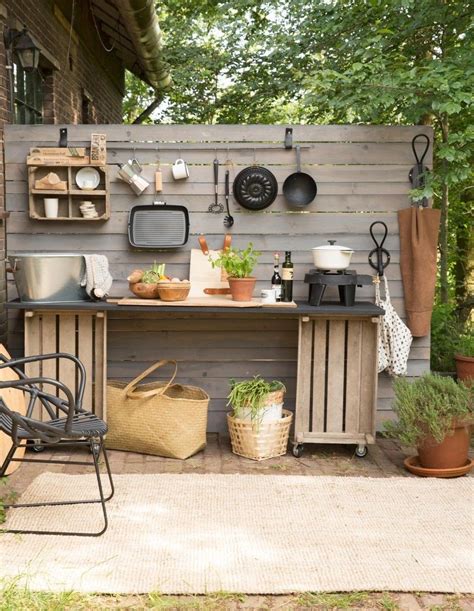 Because outdoor kitchens have become so popular, the choices in appliances for outside use has been expanding in recent years. Buitenkeuken | Simple outdoor kitchen, Diy outdoor kitchen ...