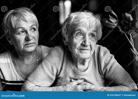 une vieille mamie avec sa fille adulte photo en noir et blanc image my xxx hot girl