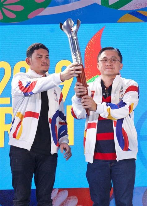 Bong Go Leads Start Of Sea Games Torch Run Rallies Support For Filipino Athletes Inquirer Sports