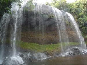 首都恩吉鲁穆德位于临近岛屿巴伯尔道布岛，隶属于梅莱凯奥克州。 帕劳的海上邻国包括 印度尼西亚 、 菲律宾 和 密克罗尼西亚联邦 。 约3,000年以前，来自菲律宾的移民最先在这里定居；直到约900年以前，当地人种都属于 尼格利陀人 。 帛琉岛_360百科