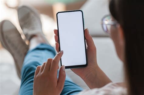 Mulher Usando Telefone Celular Segurando Nas Mãos Foto Premium