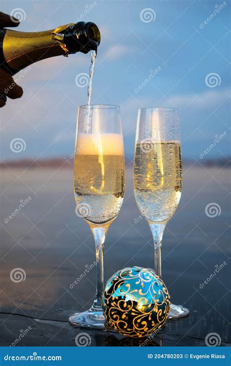 Verres De Champagne Et Un Ballon Bleu De Noël Le Vin Mousseux Est