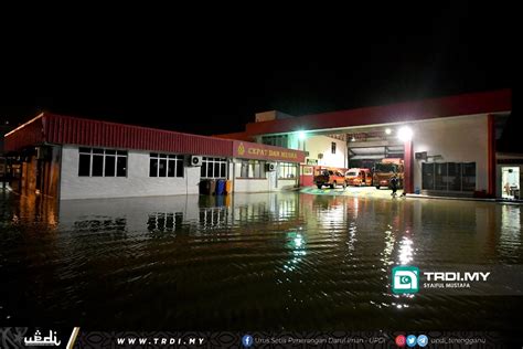 Untuk makluman laman facebook ini merupakan laman rasmi facebook balai bomba dan. Banjir 'Tenggelamkan' Balai Bomba Chukai - TRDI News