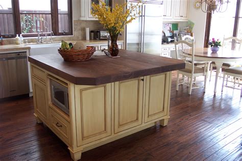 This style can be simply worn or truly beat up with a rustic finish adding depth and character to any kitchen. Distressed & Handscraped Hardwood Flooring in Tampa Bay