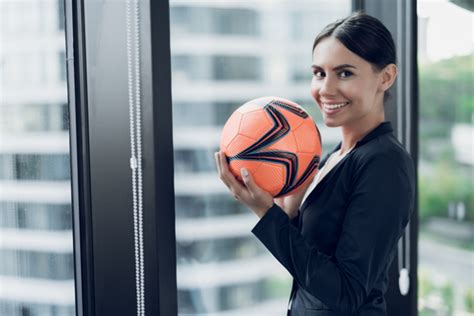 Just like many other types of jobs, you discover the best jobs by knowing the right people. Love Sports? Consider A Career In Sports Management ...