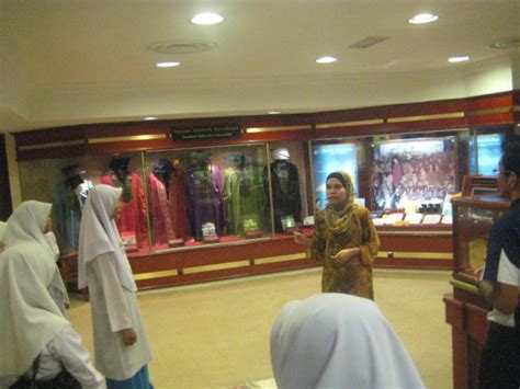 Annual reviews biomedical sciences ; Persatuan Mahasiswa Fakulti Ekonomi & Perniagaan UKM ...