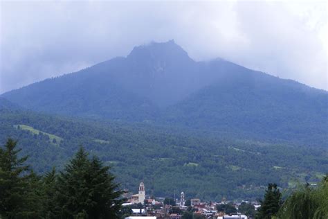 Vista Lejana De Paracho Y Su Imponente Cerro Del Aguila Viajes