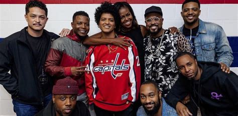 Bruno Mars Wearing A Capitals Jersey Takes Photo With Former First