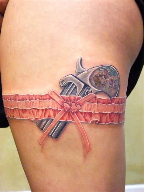 de  tatouages de pistolets