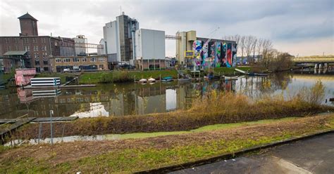 Mensen bellen of chatten vaak over relatieproblemen, ziekte, depressie, eenzaamheid, zelfdoding. Nieuw 'prachtig' stadsdeel Den Bosch rond het spoor, maar ...