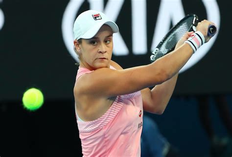 Wimbledon La Num Ro Mondiale Ashleigh Barty Sort En Huiti Mes De Finale Women Sports